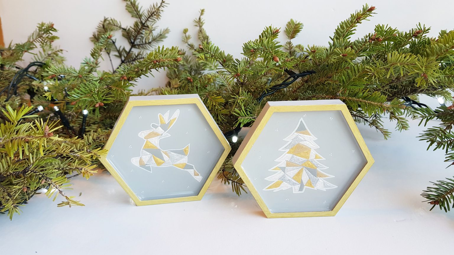 Coaster set with deer and Christmas tree