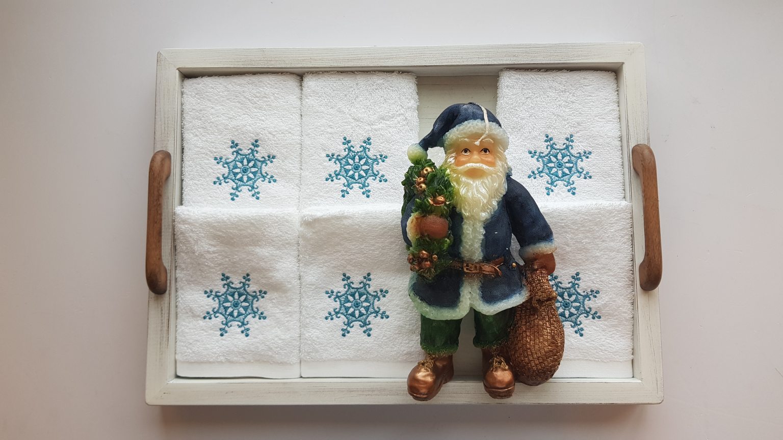 Gift set with guest towels & Santa Claus candle