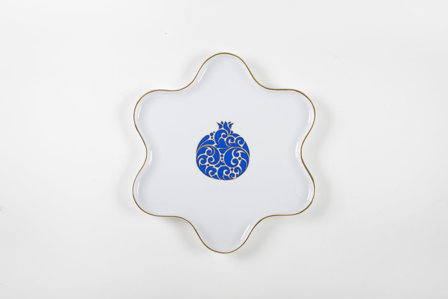 Plat en porcelaine en forme d'étoile avec un grenadier bleu