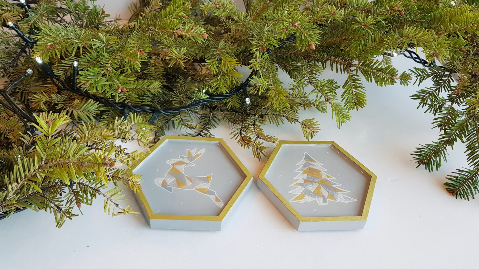 Coaster set with deer and Christmas tree