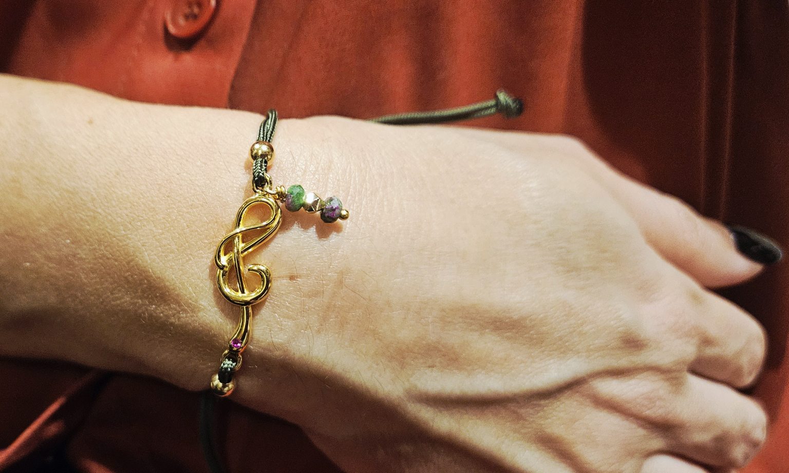 Επίχρυσο βραχιόλι με το κλειδί του σολ "26"