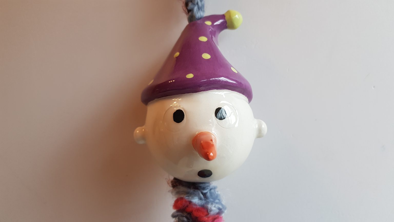 Χειροποίητο κεραμικό στολίδι μωβ χιονανθρωπάκι 