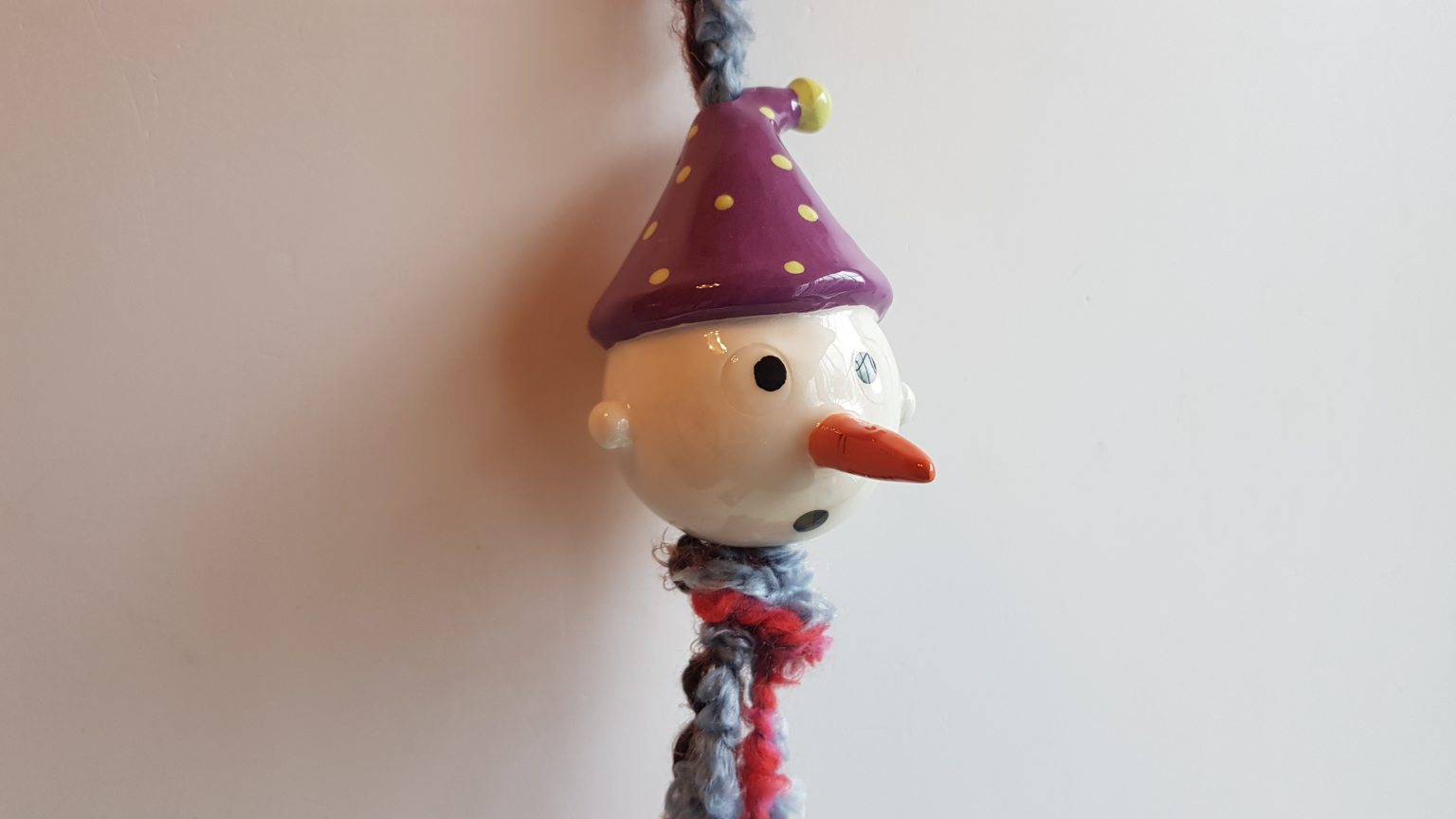 Χειροποίητο κεραμικό στολίδι μωβ χιονανθρωπάκι 