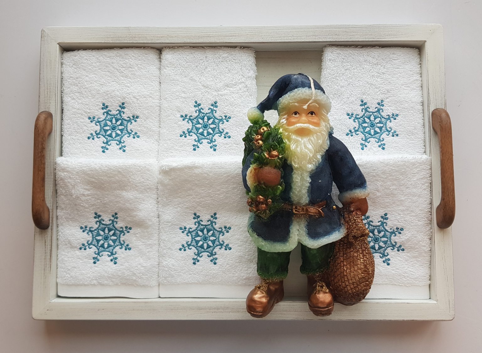 Gift set with guest towels & Santa Claus candle