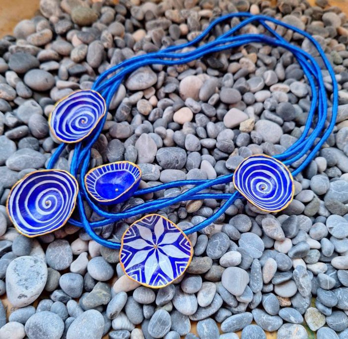 Collier long bleu avec motif bleu