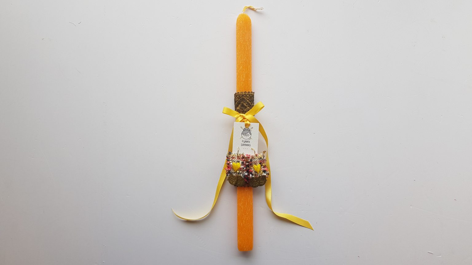 Easter candle with hand-embroidered "Heart" earrings