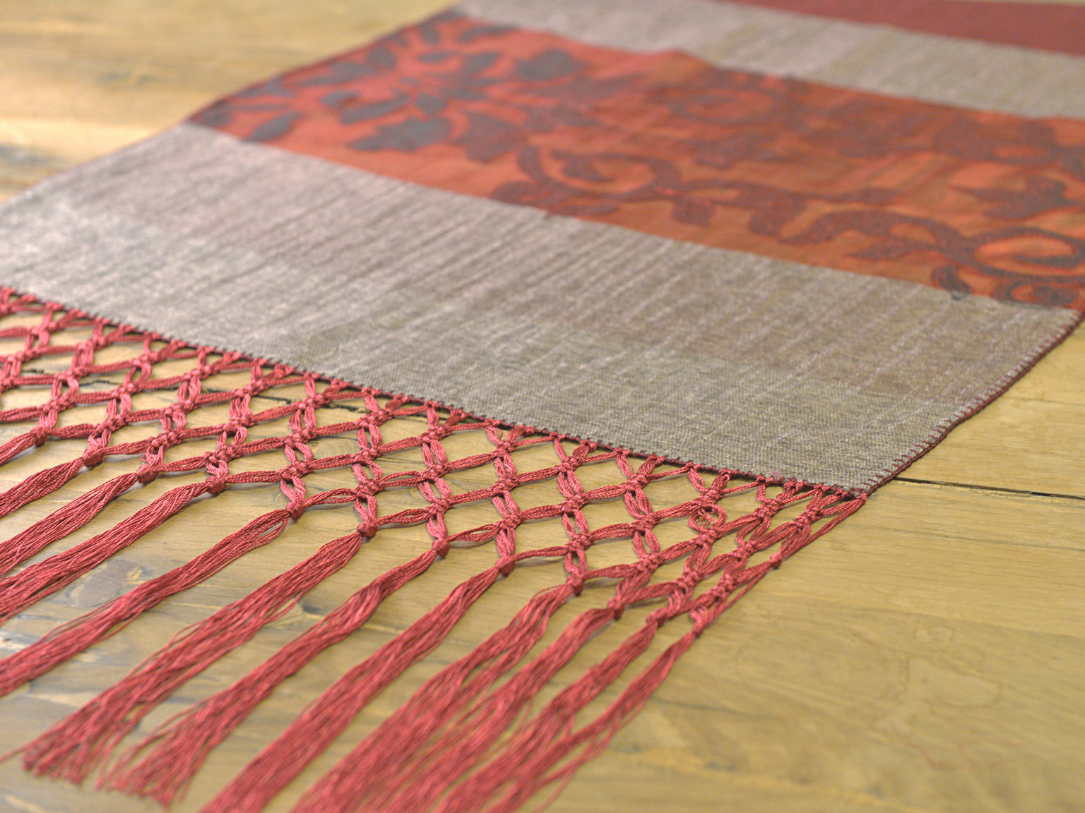 Table runner with fringe edge