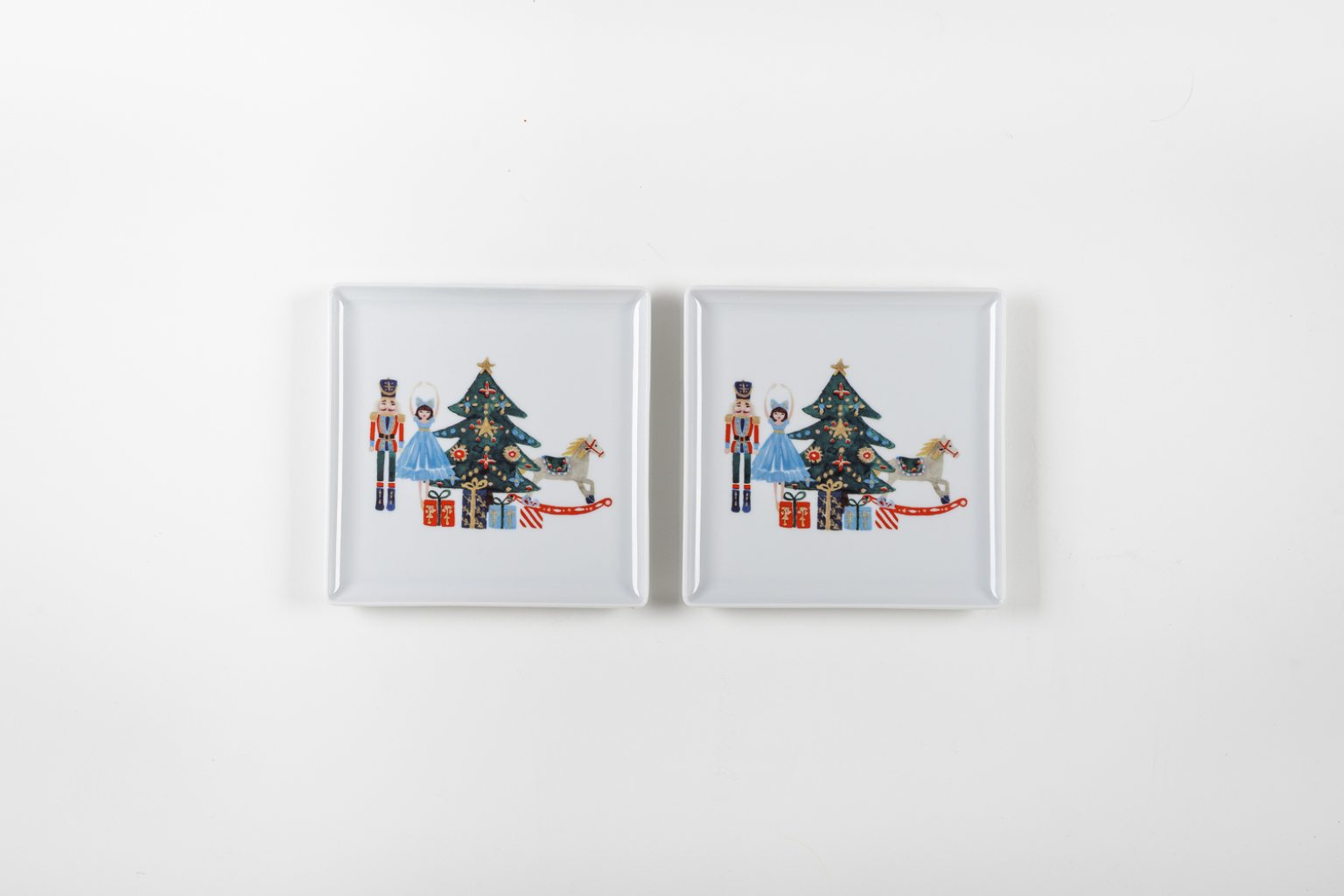 Deux petits plateaux en porcelaine représentant un ballet