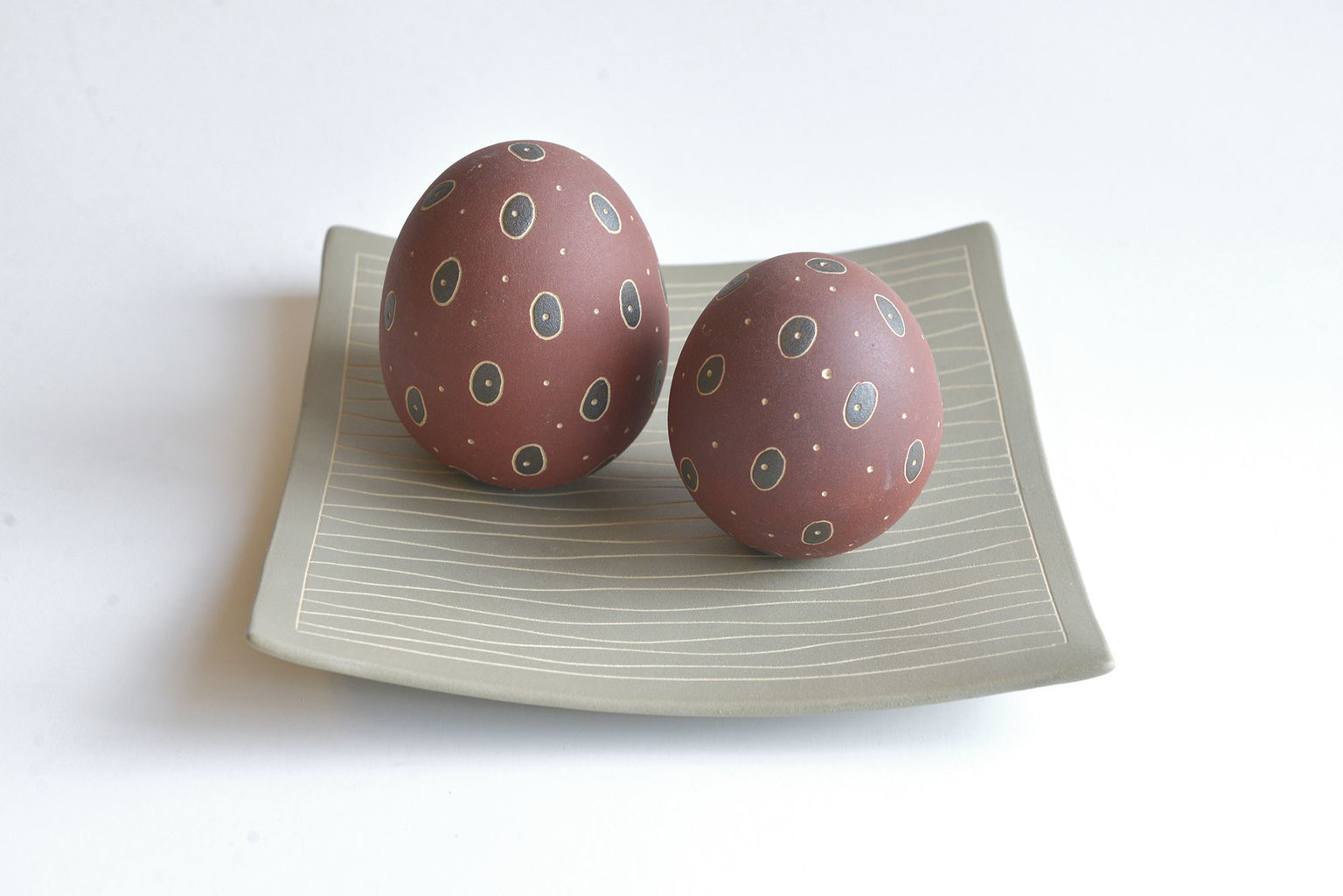 Plat en céramique avec 2 œufs