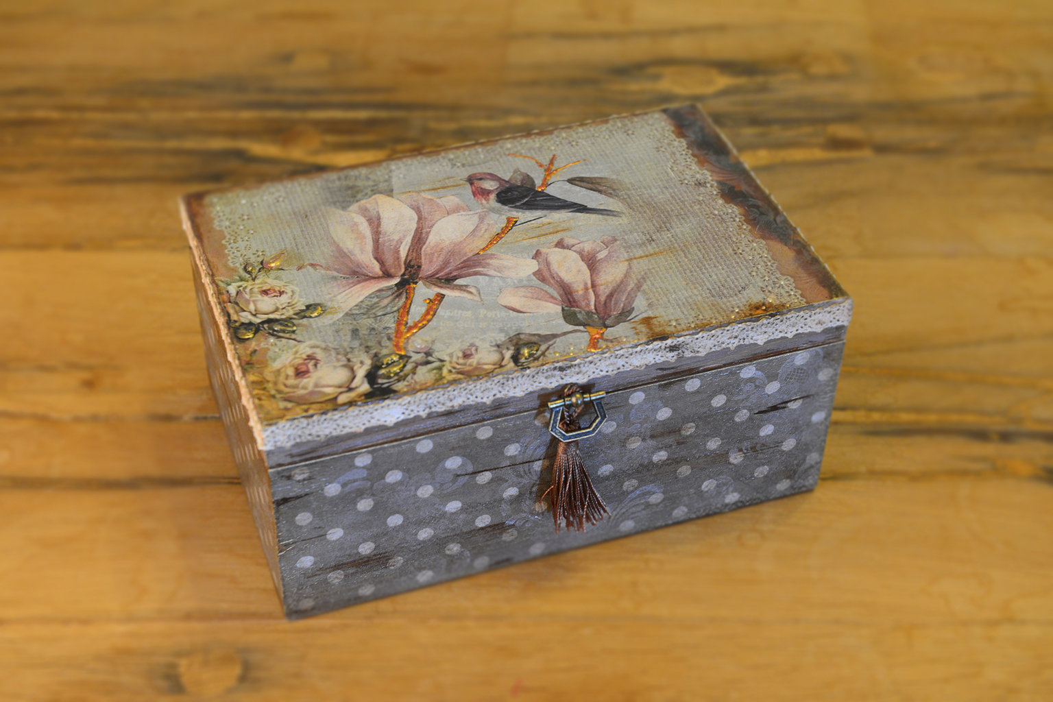Large jewelry box with cyclamens