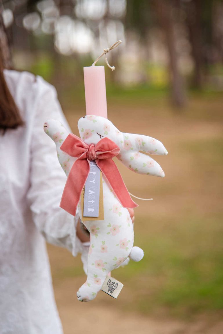 Bougie artisanale avec petit lapin blanc