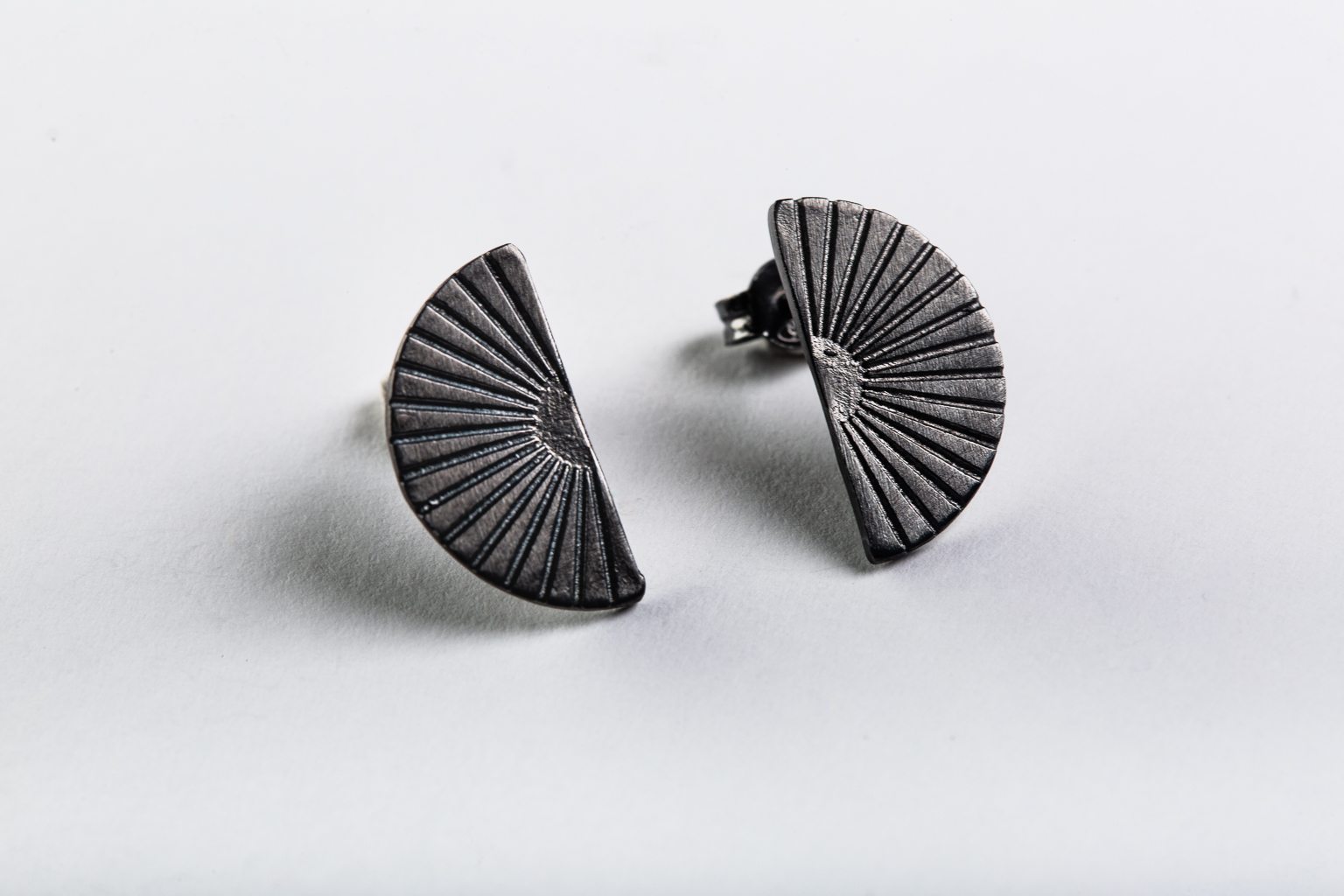 Black-plated "Lotus" stud earrings