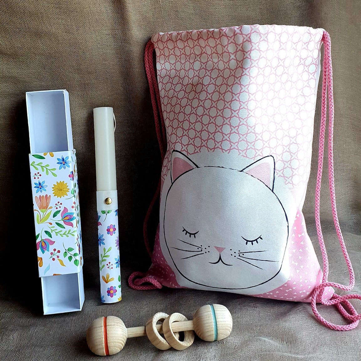 Coffret cadeau avec Bougie, hochet et sac