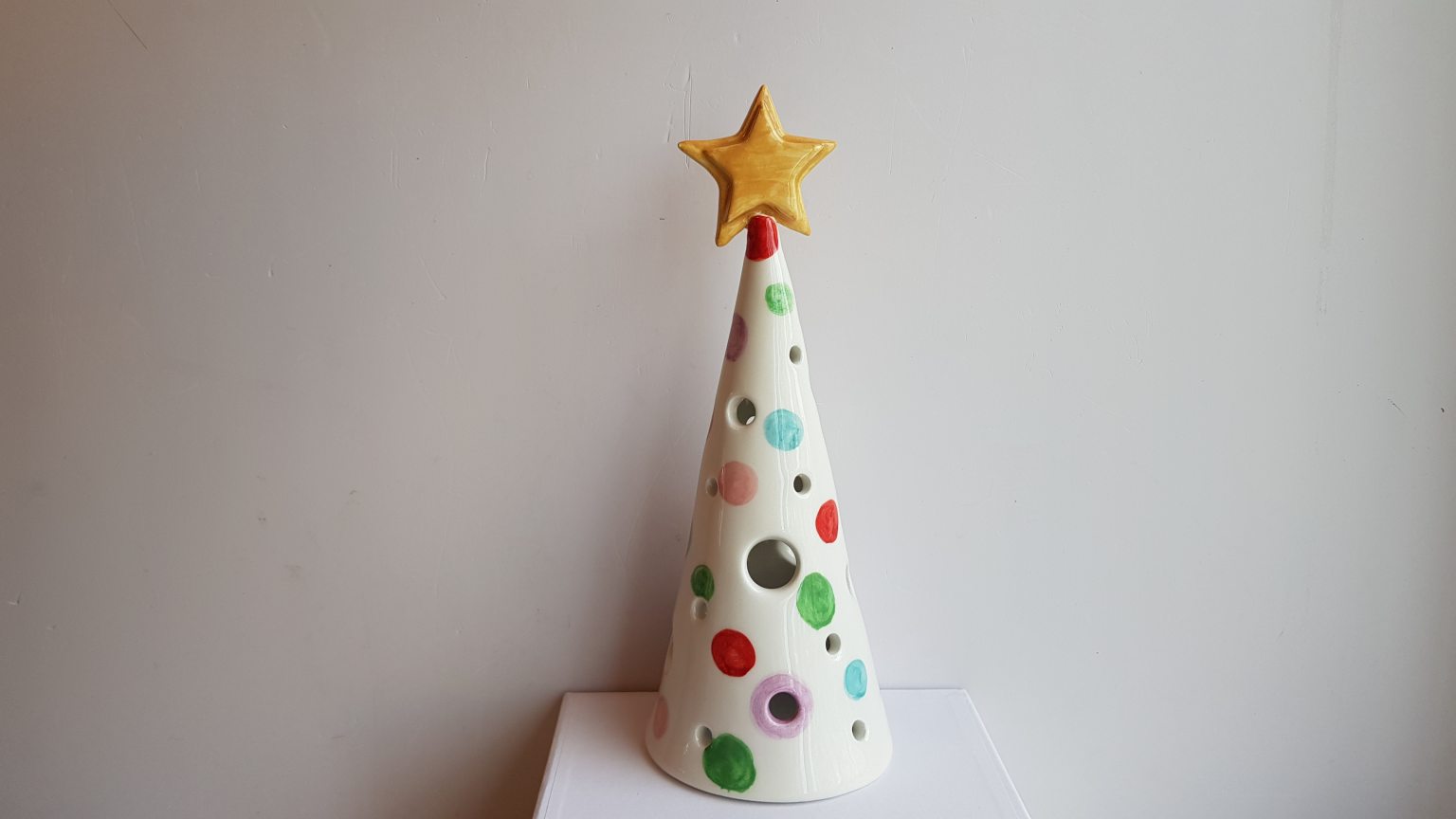 Arbre perforé multicolore en céramique fait main