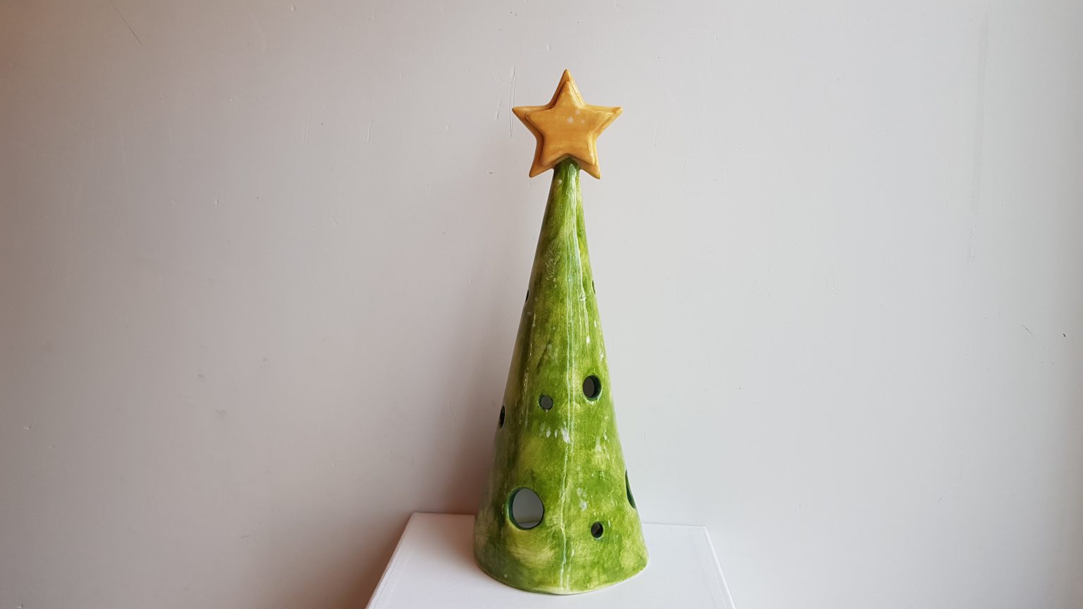 Χειροποίητο κεραμικό πράσινο διάτρητο δέντρο