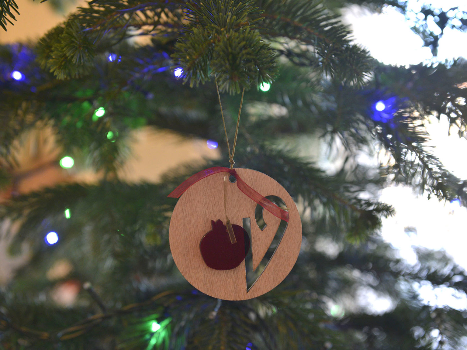 Suspension de Noël en bois avec "19" en bois et grenade en plexiglass