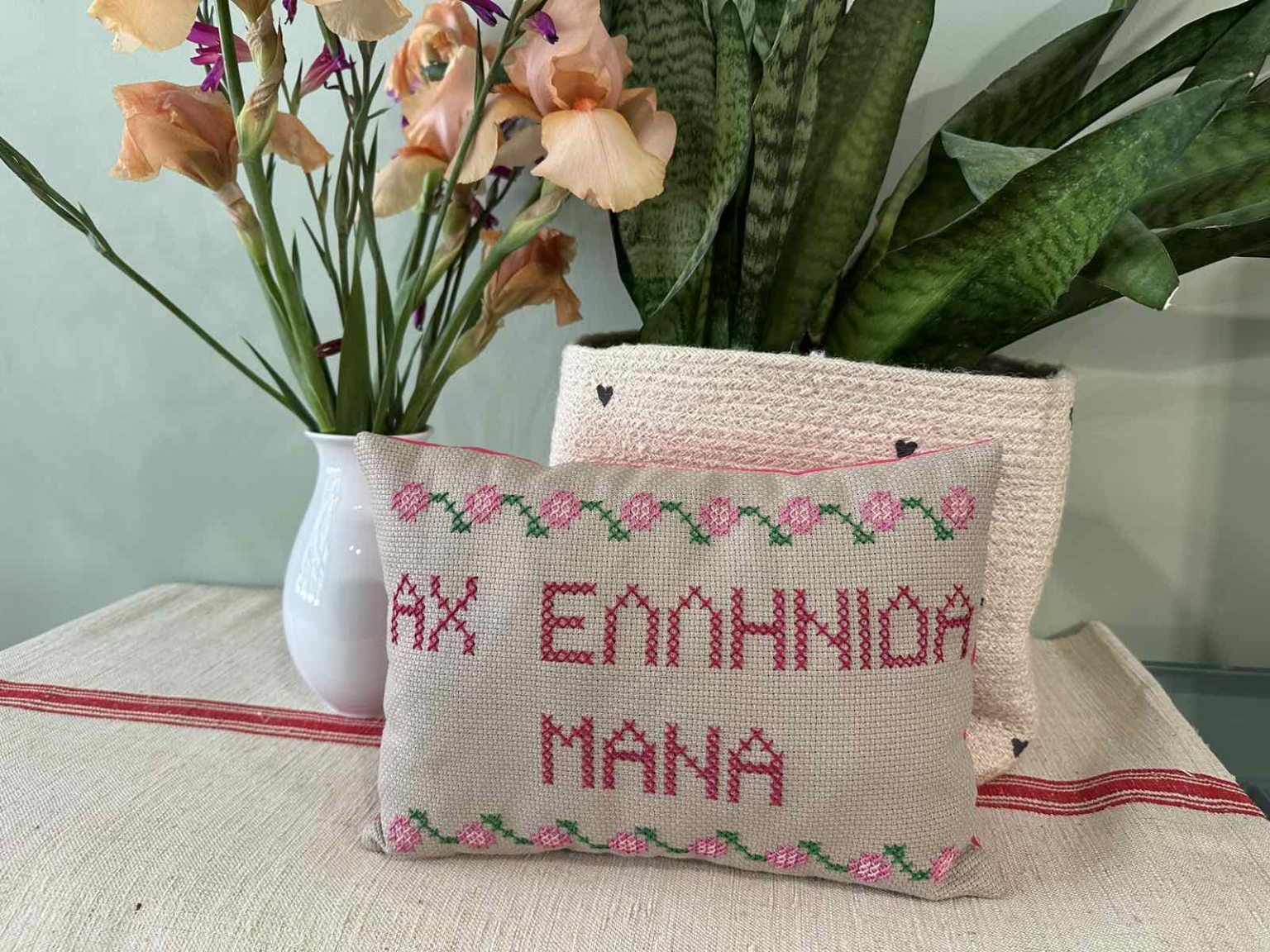 Handmade cushion "ΑΧ ΕΛΛΗΝΙΔΑ ΜΑΝΑ"
