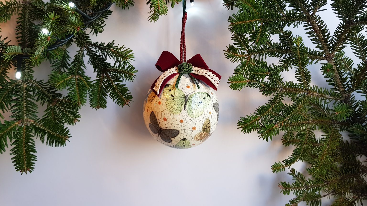 Grande boule de Noël avec papillons