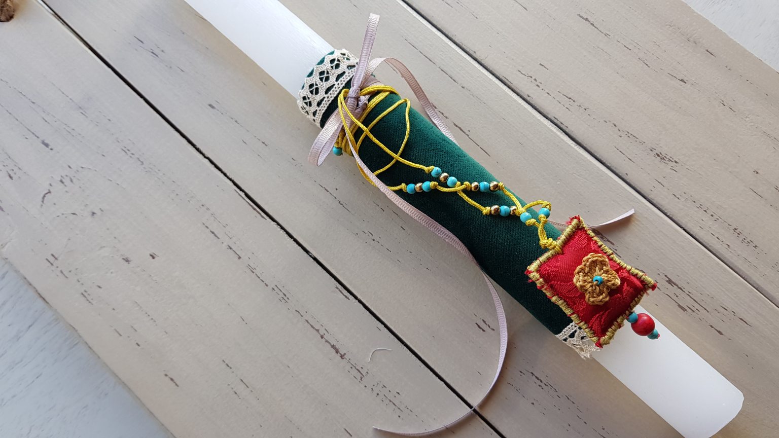 Easter candle green with hand-embroidered necklace