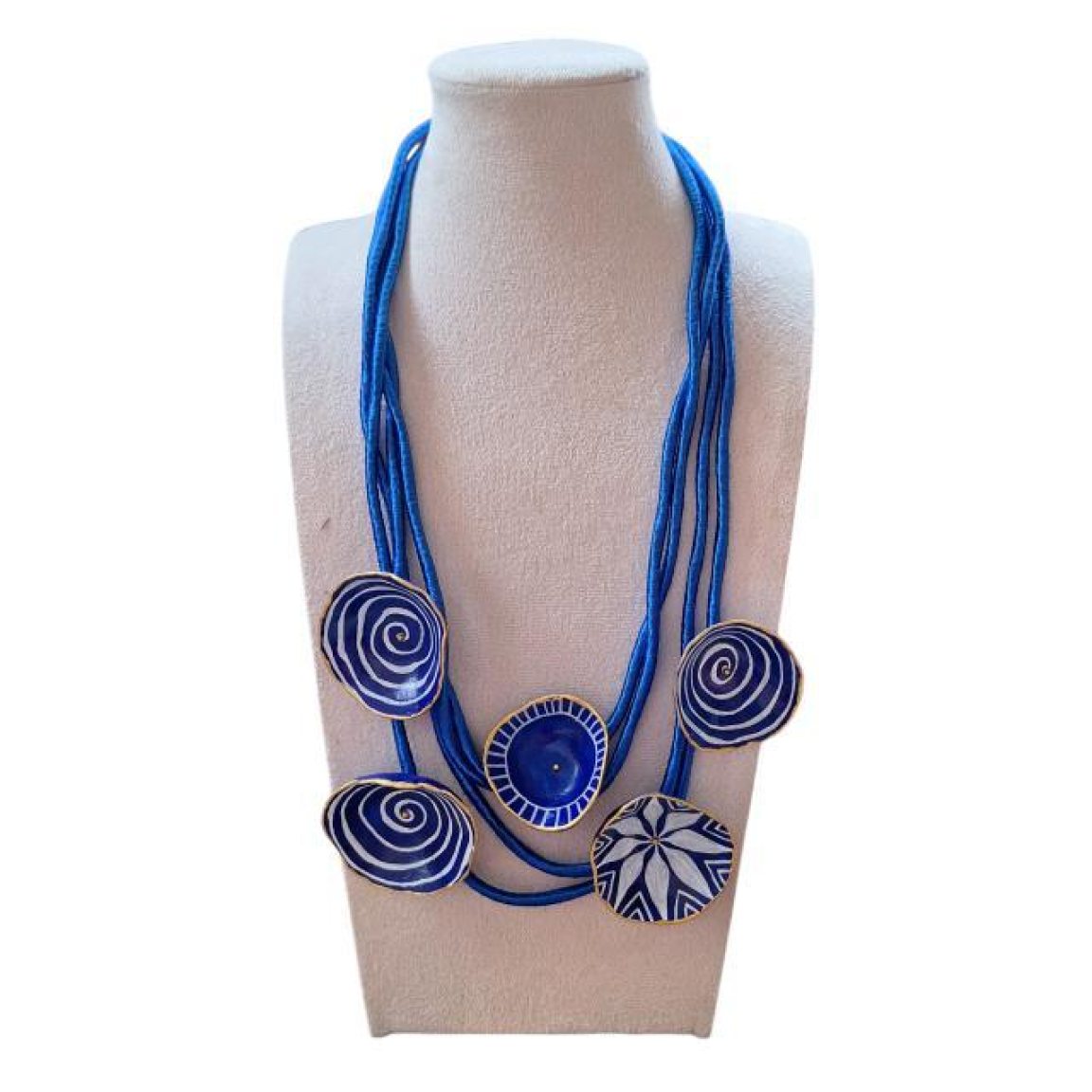Collier long bleu avec motif bleu