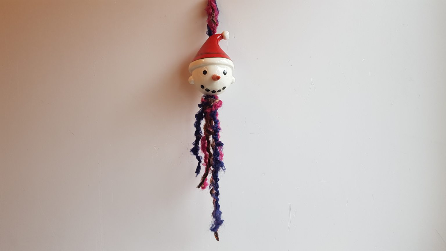 Bijou en céramique fait main, bonhomme de neige rouge