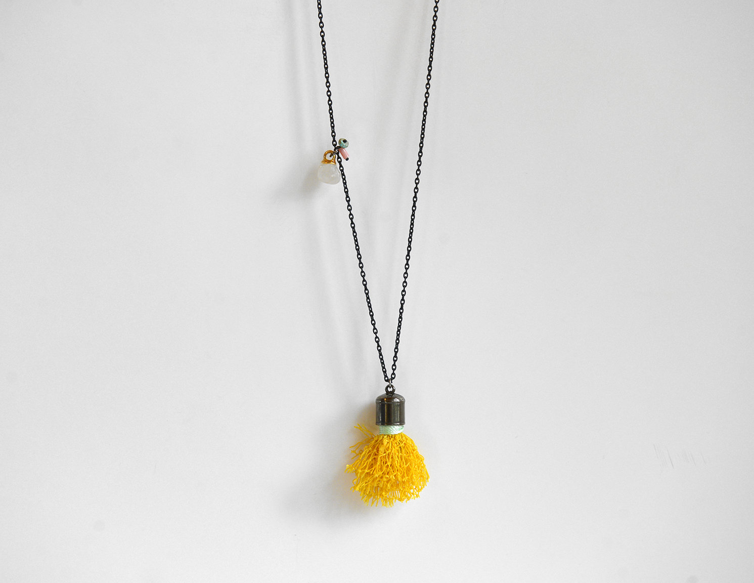 Long necklace with pebbles and fishing net